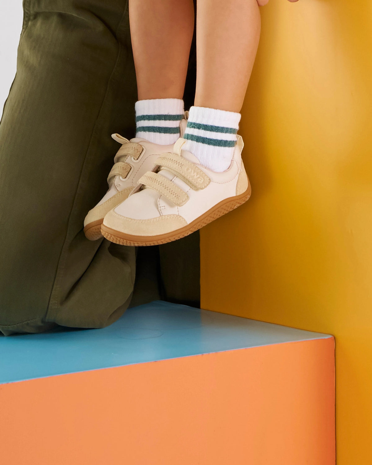 Niño usando zapatillas Facheritas de Owa x Gestapromo