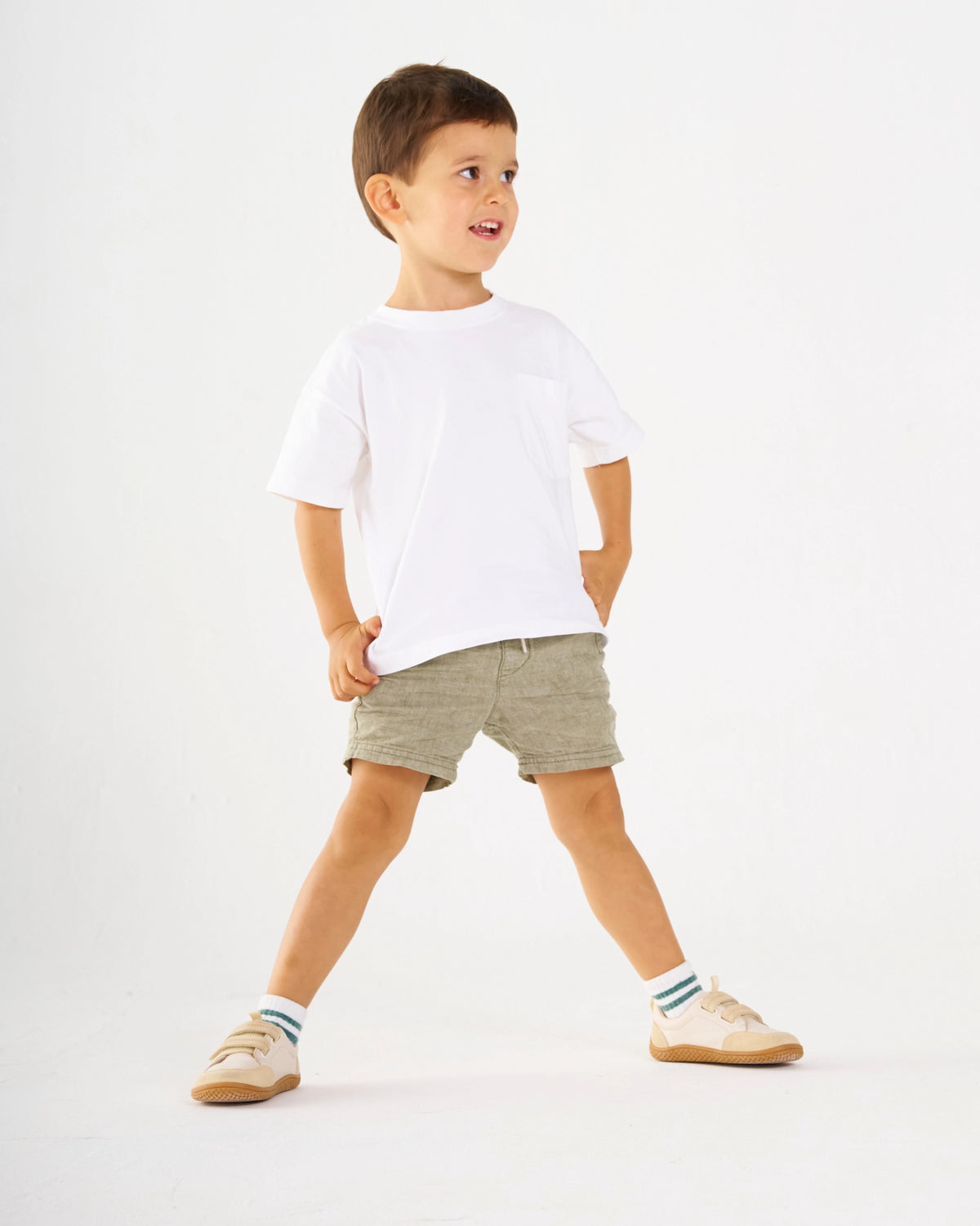 Niño usando zapatillas Facheritas de Owa x Gestapromo