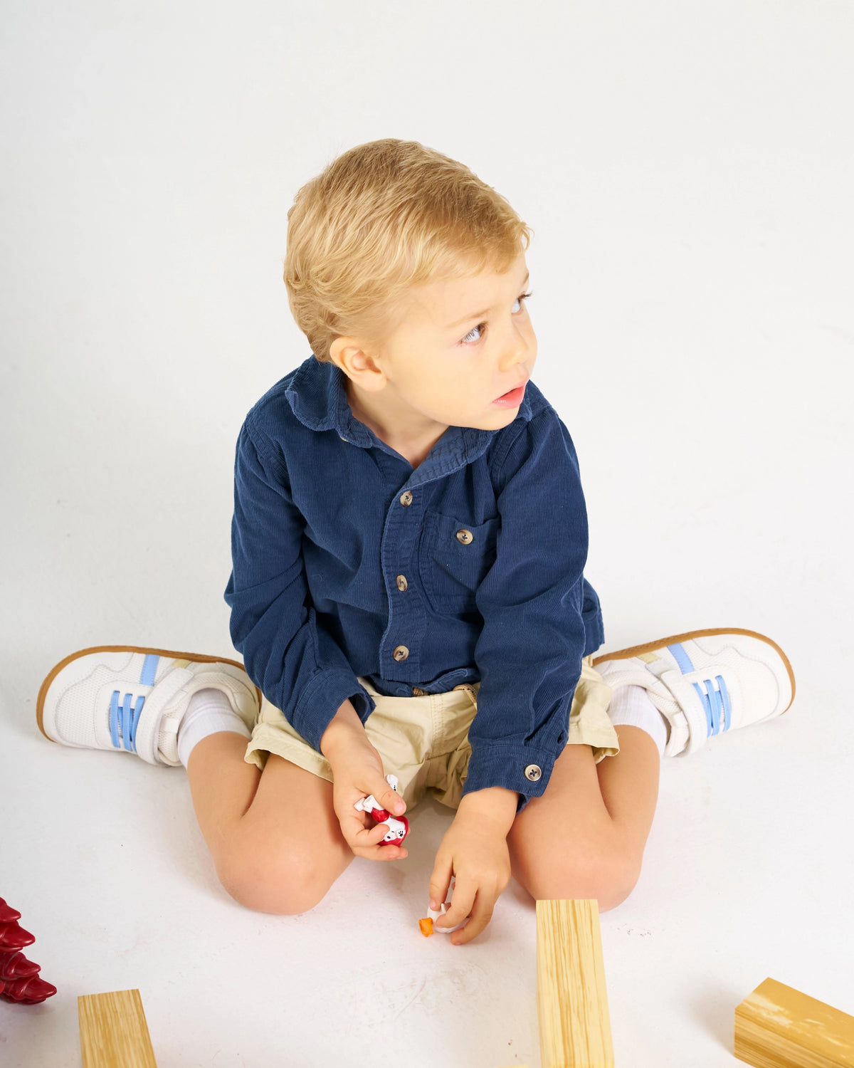 Niño usando zapatillas deportivas de Owa x gestapromo