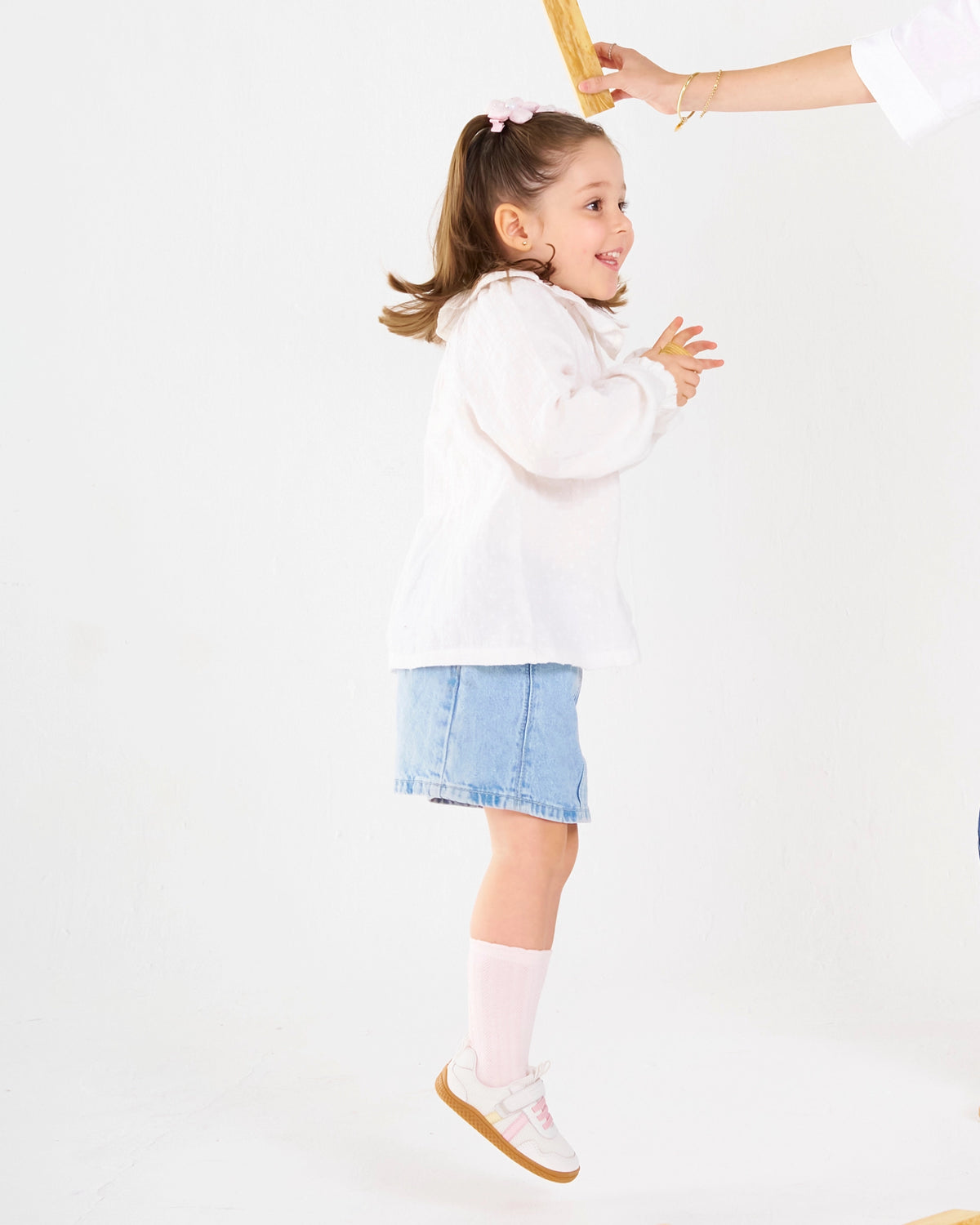 Niña usando zapatillas deportivas owa x gestapromo