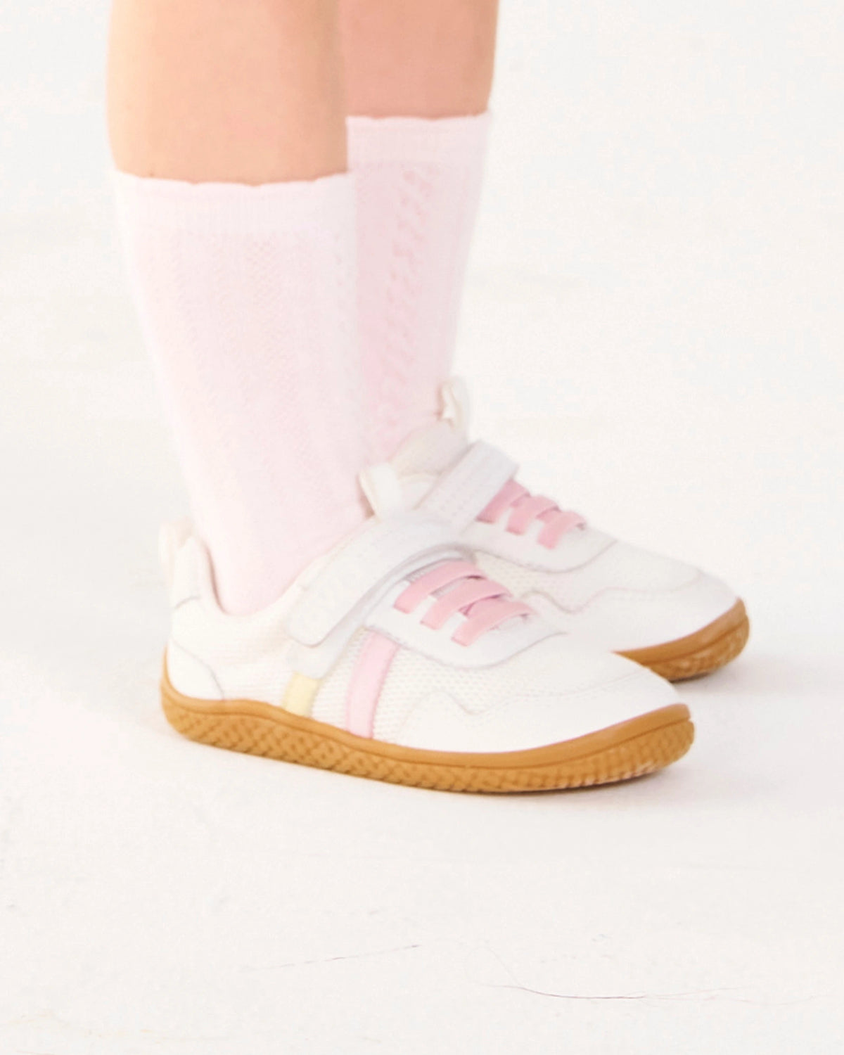 Niña usando zapatillas deportivas Terreneitor de Owa x Gestapromo